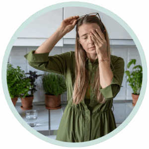 Frau mit blonden Haaren ist erschöpft